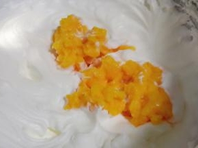 打发好的淡奶油加入蛋黄糊。