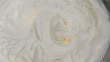 用搅拌机再次混合均匀加可可粉4可搅拌均匀（如果想要其他口味在这一步就可以加了、比如加抹茶粉、可可粉、还有各种水果泥）