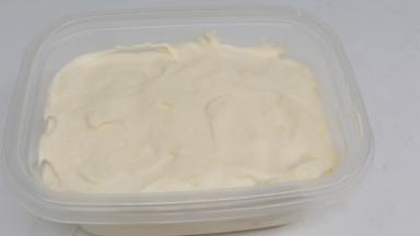 装入容器中，盖上盖子放冰箱冷冻一晚。