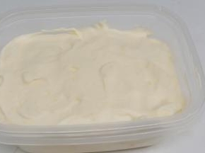 装入容器中，盖上盖子放冰箱冷冻一晚。