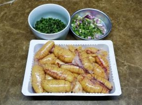 鱼子洗干净，沥干水用蒜盐腌20分钟；姜切片，葱切粒备用