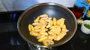 锅里热油，放入腌好的大鱼子