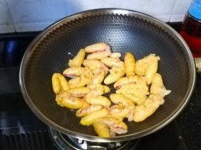 锅里热油，放入腌好的大鱼子