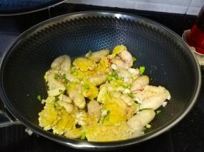 5分钟后开盖放入葱粒、姜片再盖上盖子煎焗5分钟