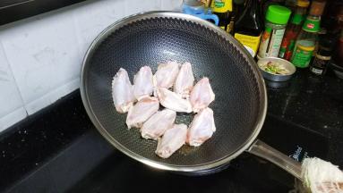 鸡翅可划口可不划，用适量盐腌1小时
锅里热油放入鸡翅煎至焦脆