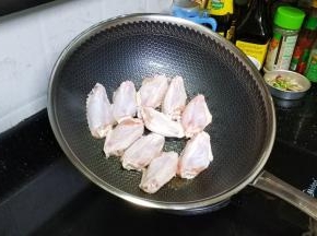 鸡翅可划口可不划，用适量盐腌1小时
锅里热油放入鸡翅煎至焦脆