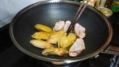 翻另一面继续煎至焦脆
