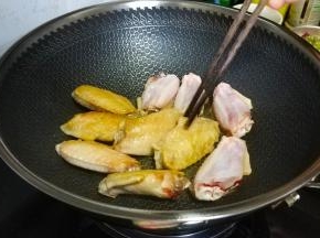 翻另一面继续煎至焦脆