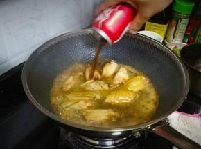 将可乐倒入煎好的鸡翅里
