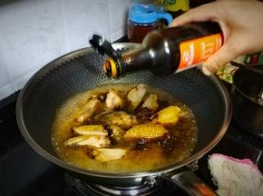 倒入少许老抽上色、少许盐调味、拍碎的2片蒜瓣