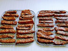 腌制好的肉条摆放在网架上。