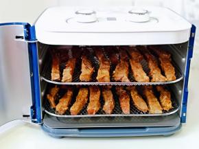 将网架放入果干机器中。