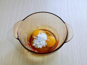 首先将鸡蛋磕入碗中，加入糖粉，打散至均匀。(糖粉也可以根据个人口味增减)