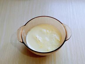 再倒入牛奶，用手动打蛋器充分打至均匀。