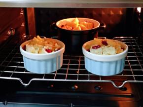 将模具入烤箱中层的烤网上。(模具一定要耐高温的呦)