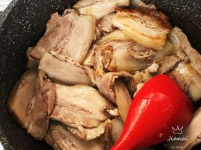 炒至肉有点打卷。