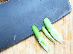 青蒜洗净，蒜白用刀拍几下，切斜刀段，蒜叶切直刀段。   