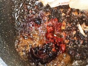 把三种酱料入锅炒出香味，再与肉一同翻炒入味。