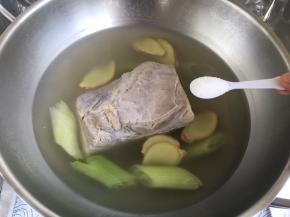 时间到，加盐，再煮十分钟，关火，焖三十分钟，捞出晾凉。