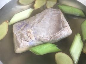 焯烫好的猪后腿肉放入锅中中火焖煮四十分钟。