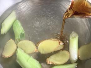 水沸后，放入葱姜，花雕酒。