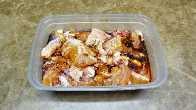 两个鸡腿肉斩件，用酱油、盐、糖、生粉、料酒腌30分钟