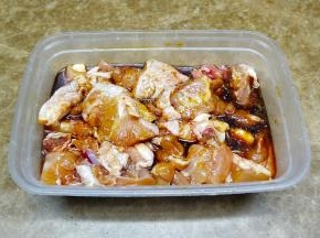 两个鸡腿肉斩件，用酱油、盐、糖、生粉、料酒腌30分钟