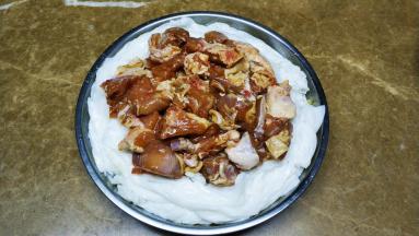将腌好的鸡肉平铺在陈村粉上