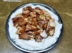 将腌好的鸡肉平铺在陈村粉上