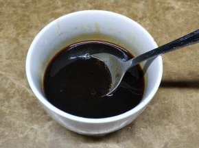 蒸制时间，调一碗调味汁：蚝油2勺、酱油2勺、糖半勺搅拌均匀