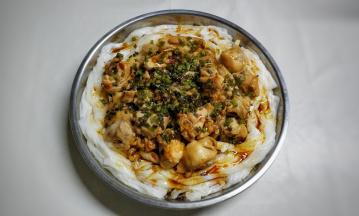 蒸制时间到拿出粉盘，将调味料均匀淋入粉里
