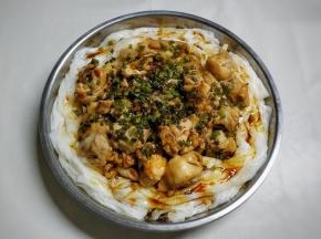 蒸制时间到拿出粉盘，将调味料均匀淋入粉里