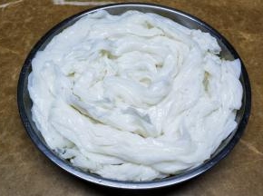 均匀放上陈村粉或猪肠粉在绿豆芽上