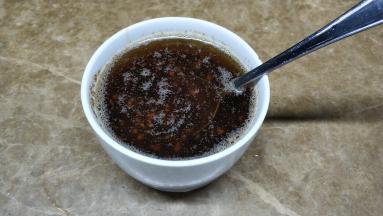 将热油淋入混合调味汁里，搅拌均匀