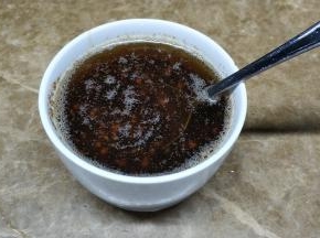 将热油淋入混合调味汁里，搅拌均匀