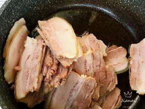 油热后，下入肉片翻炒片刻。