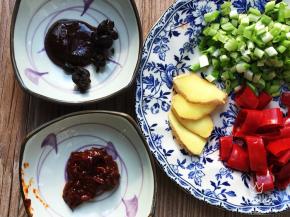 蒜姜红辣椒，甜面酱，豆豉，郫县辣椒酱。