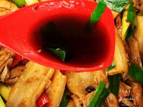 最后加入生抽，提鲜调色，翻炒均匀。关火出锅。