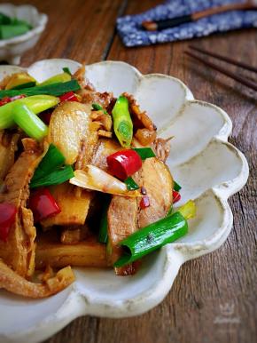 酱香浓郁，肉香伴着青蒜的清香，好吃极了，多吃两碗米饭。