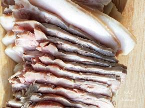 放凉的猪肉，切约0.3毫米厚片。