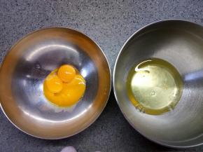 蛋黄和蛋白分离，蛋白放入无水无油的盆里先放入冷冻