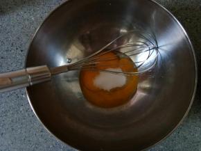 蛋黄里分次加入糖、奶、油，香草精，每一步都用手抽充分搅匀