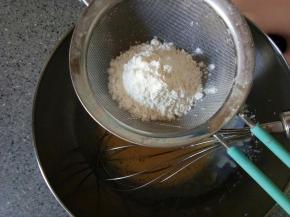 筛入低粉翻拌均匀