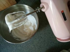 蛋白分三次加入细砂糖打发至九分，150℃预热烤箱