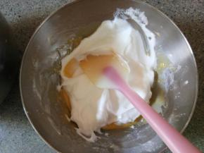 先刮三分之一蛋白进面糊里翻拌均匀