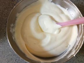 再把剩余蛋白放进面糊翻拌均匀