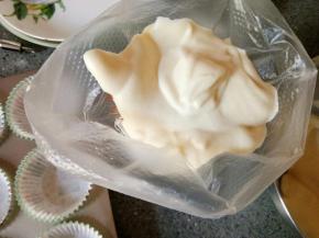 面糊装进裱花袋