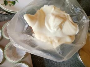 面糊装进裱花袋