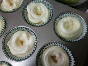 裱花袋剪个小口挤入纸杯八九分满，可以转圈挤入，比较容易放蓝莓