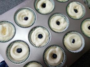 每个里面放一个蓝莓